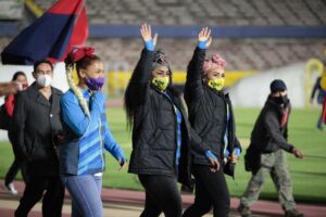 Lee más sobre el artículo En el estadio Atahualpa hubo un colorido recibimiento a las medallistas Neisi Dajomes y Tamara Salazar