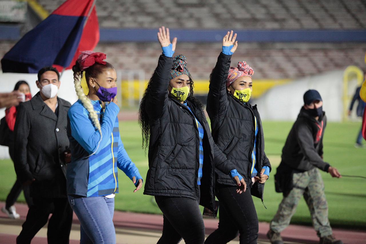 En este momento estás viendo En el estadio Atahualpa hubo un colorido recibimiento a las medallistas Neisi Dajomes y Tamara Salazar