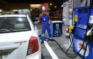 Lee más sobre el artículo Desde el 12 de octubre el precio del galón de la gasolina extra sube $ 0,11 y el diésel $ 0,04