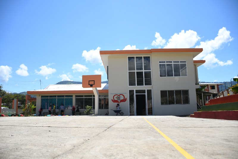 En este momento estás viendo En Yantzaza se inauguró la renovada Escuela Especializada Matilde Guzmán