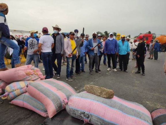 Lee más sobre el artículo Vías cerradas por protesta de arroceros en Guayas, Manabí y Los Ríos