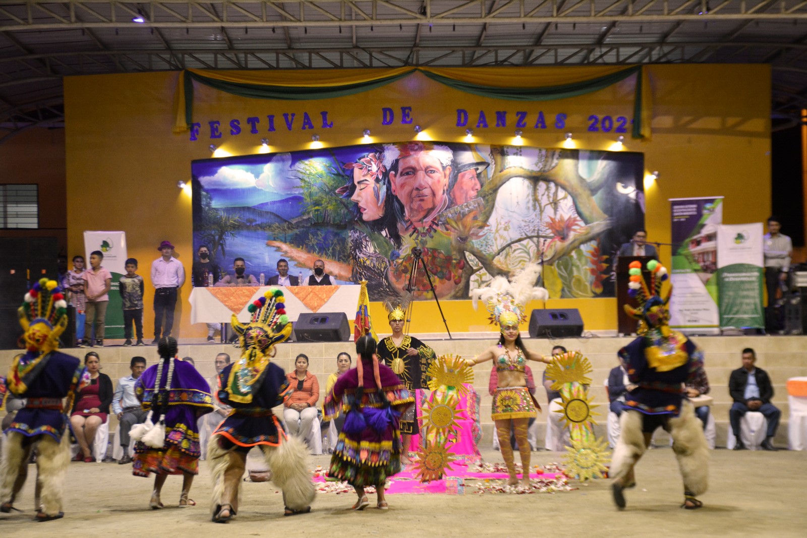 En este momento estás viendo Danzas en homenaje a Zamora Chinchipe deleitaron al público de Nangaritza