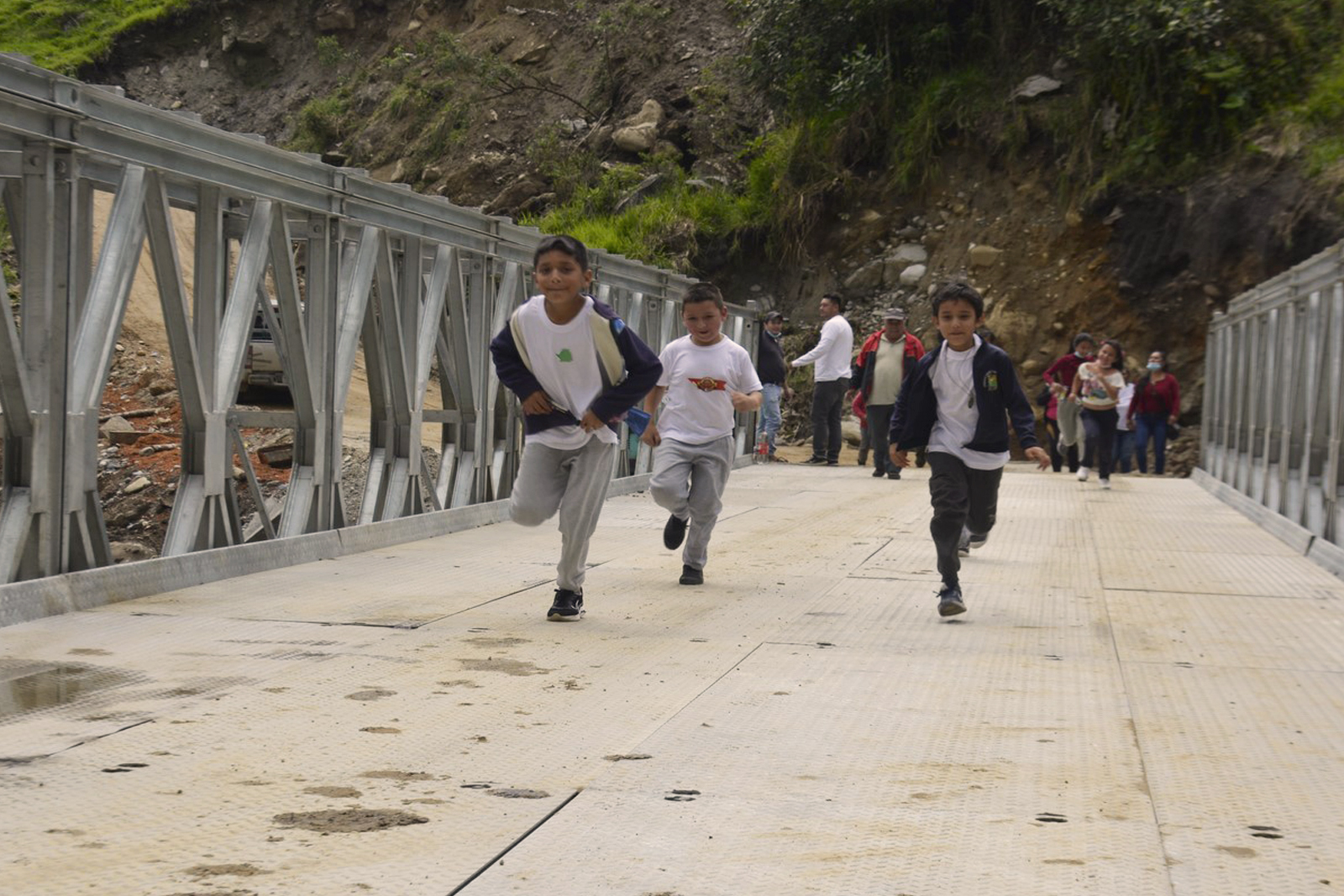 Lee más sobre el artículo Prefectura entrega dos puentes carrozables en el cantón Chinchipe