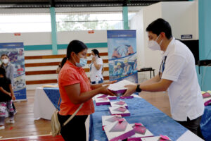 Lee más sobre el artículo Lundin Gold entrega tablets a nuevos estudiantes en 4 centros educativos de la zona de influencia de la mina fruta del norte