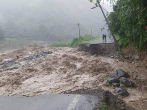 Lee más sobre el artículo Crecida de afluentes por recientes lluvias causa daños en la provincia de Los Ríos. Quevedo fue declarado en alerta naranja