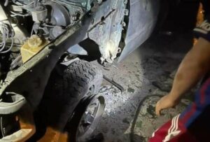Lee más sobre el artículo Explotan vehículo de empleado de remediación del socavón en Zaruma