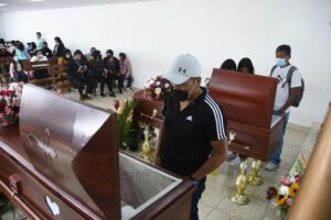 Lee más sobre el artículo Familias despiden a las víctimas mortales del aluvión que afectó a La Comuna y La Gasca, en el centro norte de Quito