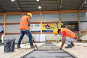 Lee más sobre el artículo Avanza la remodelación del piso del Coliseo de Deportes “Ciudad de Yantzaza”