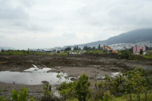 Lee más sobre el artículo Los escombros del aluvión en La Comuna y La Gasca serán llevados a escombreras en San Antonio de Pichincha y Oyacoto
