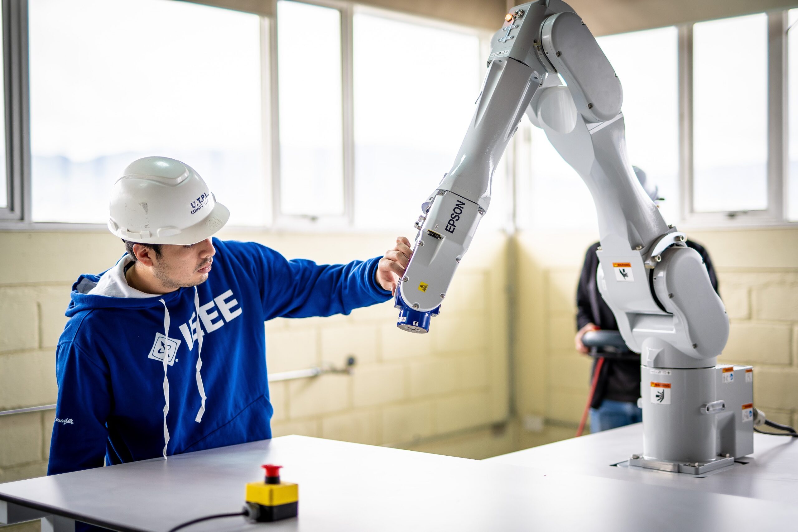En este momento estás viendo La Universidad Técnica Particular de Loja construye un laboratorio de robótica con equipos Epson