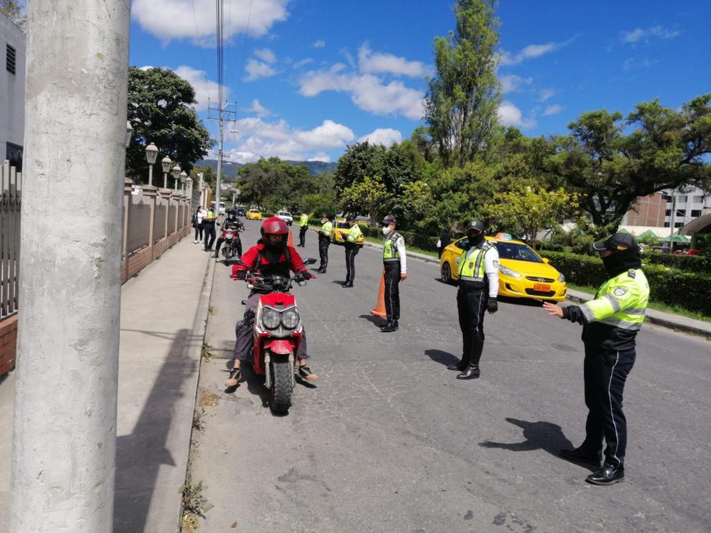 En este momento estás viendo En Loja, agentes civiles de tránsito controlan circulación en motos