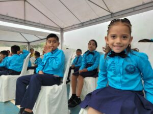 Lee más sobre el artículo 19 niños sonríen al regresar a la escuela de la comunidad