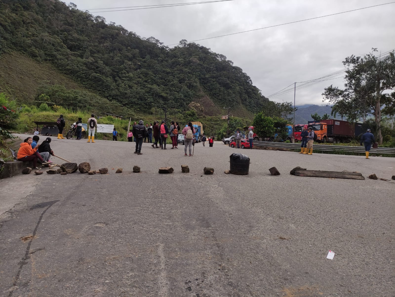 En Zamora Chinchipe bloquean la vía Troncal Amazónica en varios lugares