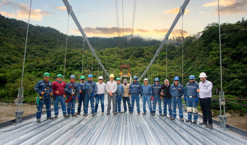 En este momento estás viendo Sedemi construye el puente colgante que unirá a Pastaza y Morona Santiago en la Amazonía Ecuatoriana