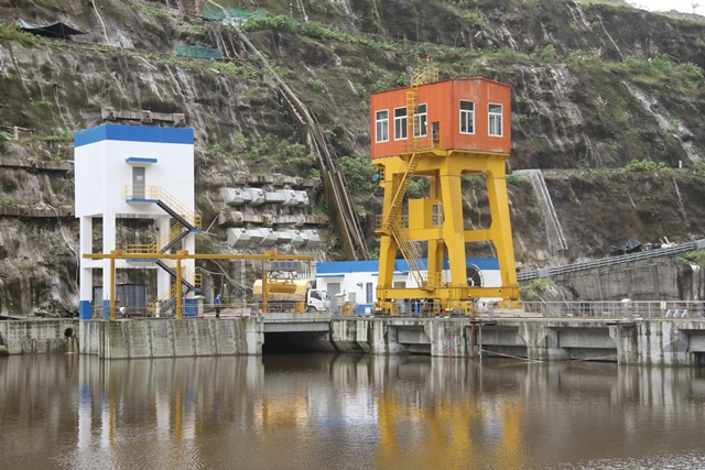 Lee más sobre el artículo Se realiza el mantenimiento del embalse de la Central Hidroeléctrica Delsitanisagua