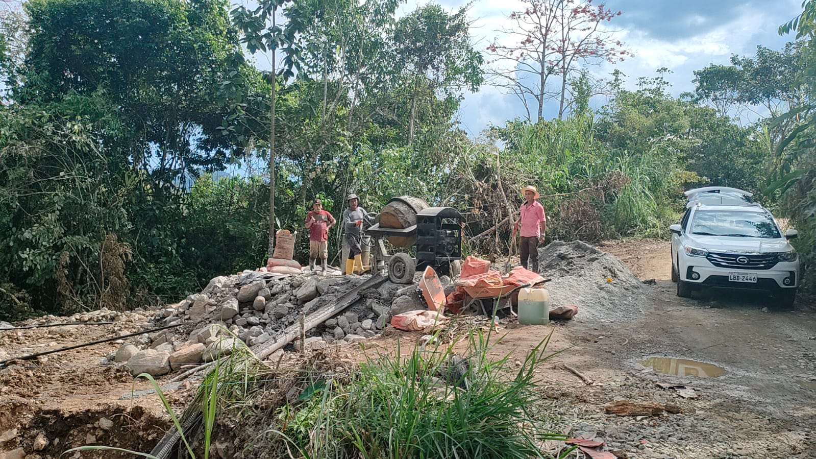 Lee más sobre el artículo Empresa privada construye puente sobre quebrada Chamico-San Vicente con el apoyo de moradores