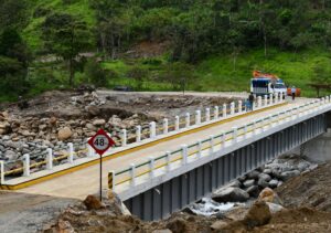Lee más sobre el artículo <strong>Prefectura entregó puente vehicular en Palanda</strong>
