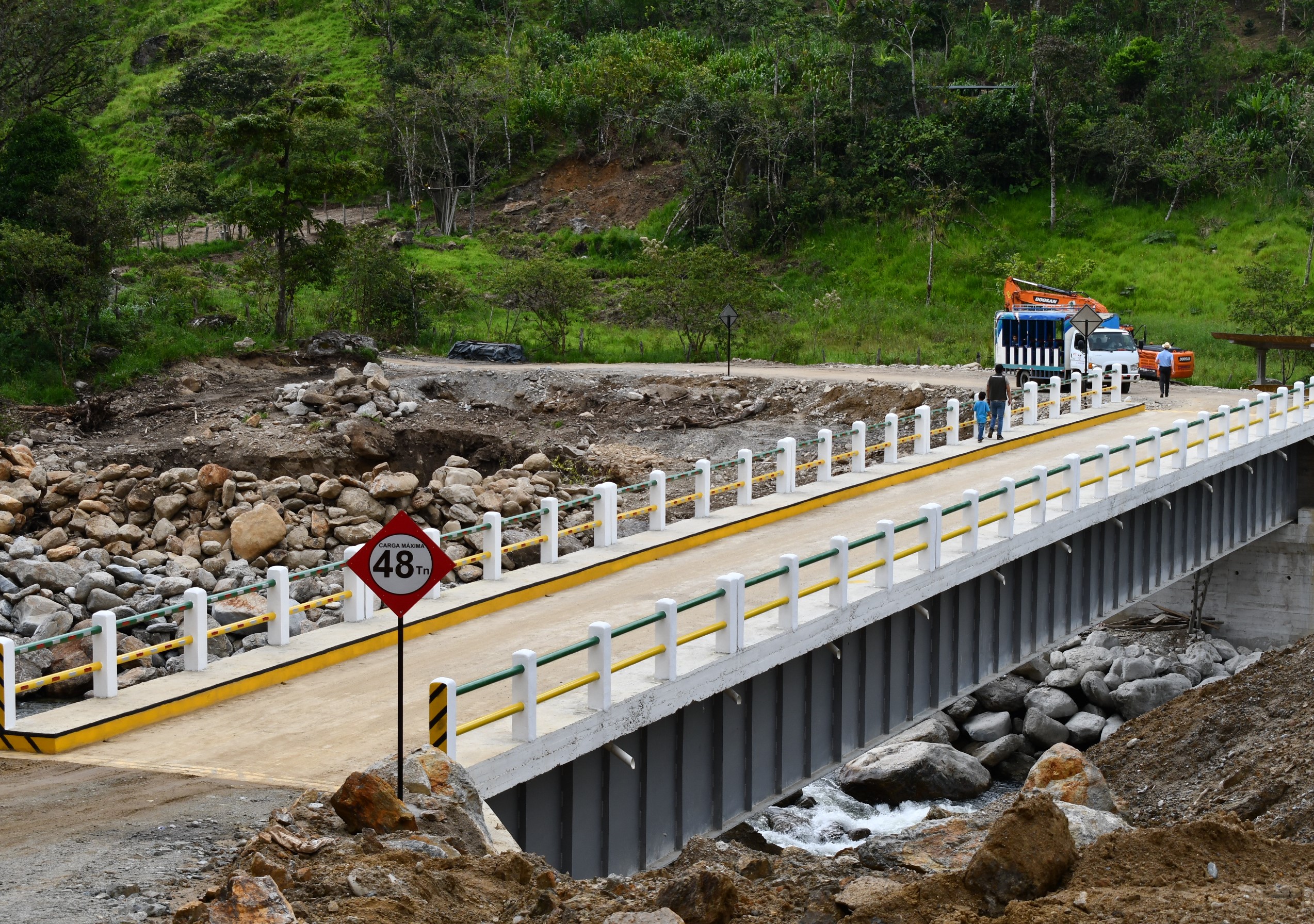 En este momento estás viendo <strong>Prefectura entregó puente vehicular en Palanda</strong>