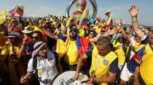 Lee más sobre el artículo Hinchas de Ecuador sorprenden con otro banderazo en el Mundial Qatar 2022
