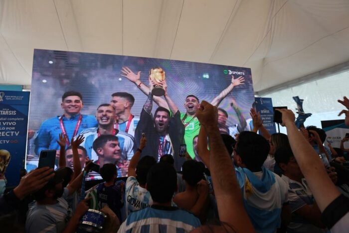 En este momento estás viendo Hinchas ecuatorianos y argentinos festejaron Mundial de Messi