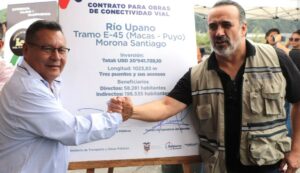 Lee más sobre el artículo Firma del contrato para la construcción del puente sobre el Río Upano