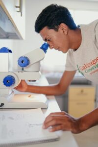 Lee más sobre el artículo Estudiante de Biología de la UTPL lidera el primer estudio sobre diversidad estacional de hongos en Galápagos