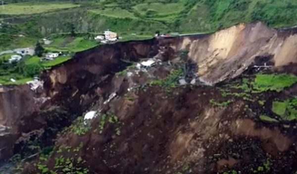 En este momento estás viendo ¡Tragedia en Alausí! Deslizamiento de tierra sepulta decenas de viviendas