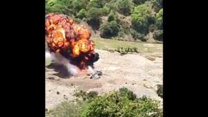 Lee más sobre el artículo Helicópteros peruanos bombardean maquinaria de Ecuador, utilizada en minería ilegal