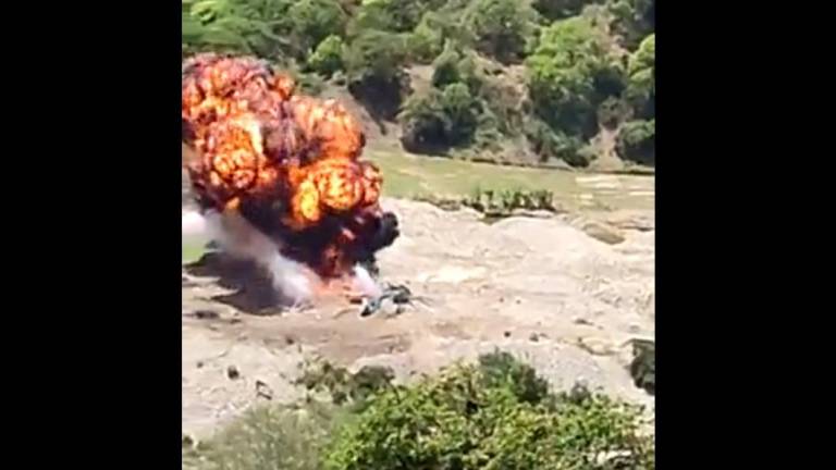 En este momento estás viendo Helicópteros peruanos bombardean maquinaria de Ecuador, utilizada en minería ilegal