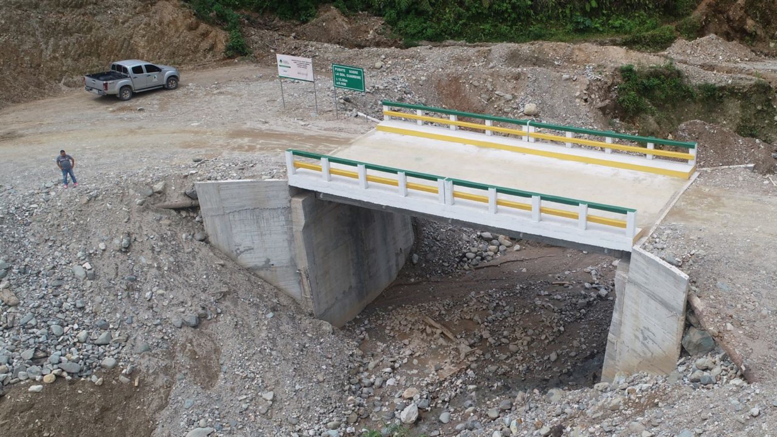 Lee más sobre el artículo Nuevo puente carrozable entregó la prefectura a 10 comunidades de Yantzaza y El Pangui