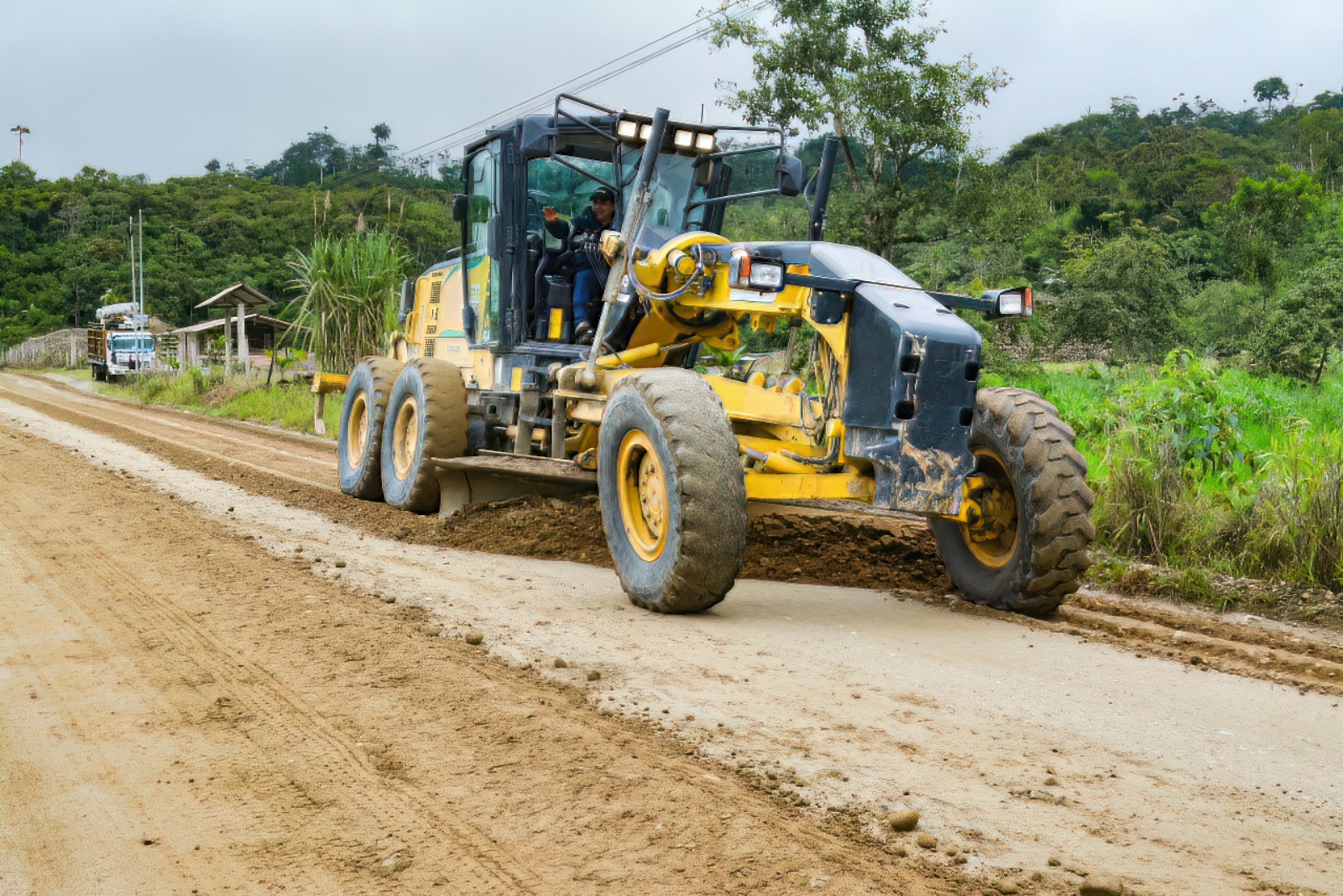 Lee más sobre el artículo Refuerzan mantenimiento en la vía El Dorado-Guayzimi, competencia de la Prefectura