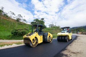 Lee más sobre el artículo Nuevo tramo es asfaltado por la prefectura en el proyecto Muchime-28 de Mayo