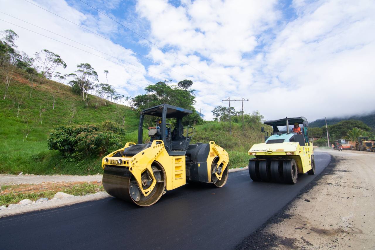 En este momento estás viendo Nuevo tramo es asfaltado por la prefectura en el proyecto Muchime-28 de Mayo