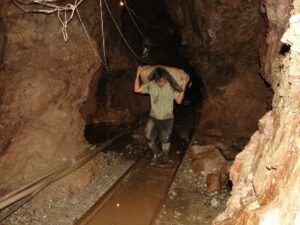 Lee más sobre el artículo ¿Por qué la minería a gran escala sí y no la minería artesanal y pequeña minería?
