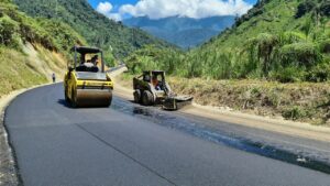 Lee más sobre el artículo Trabajos de asfalto hacia Yacuambi avanzan con normalidad