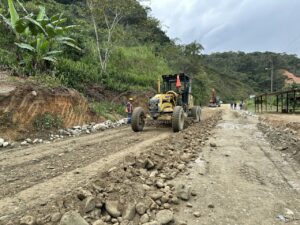 Lee más sobre el artículo Avanzan los trabajos complementarios en la vía a Yacuambi, tramo Chapintza – La Paz