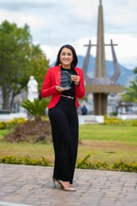Lee más sobre el artículo Ecuatoriana gana premio mundial en la categoría Inspiring Leader en los Women that Build Awards 2023