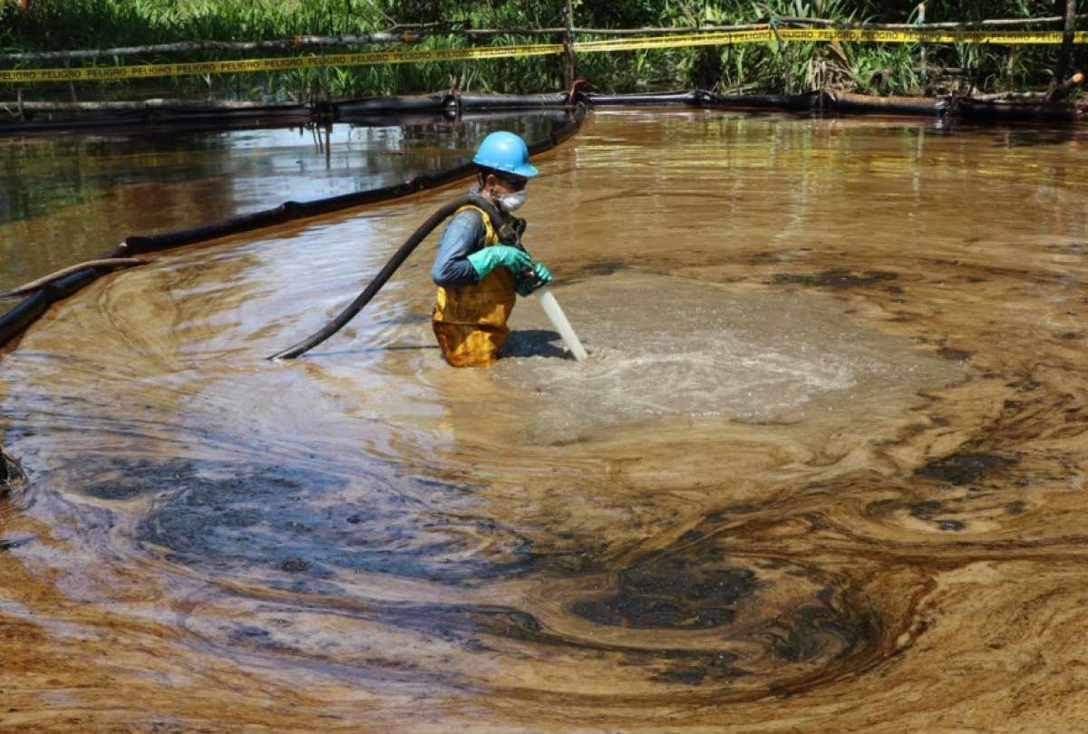 Ministerio de Ambiente vigila la limpieza del río Shushufindi, tras el derrame de petróleo