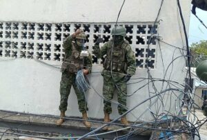 Lee más sobre el artículo Fuerzas Armadas retiraron cables de televisión satelital e internet de la cárcel de El Oro