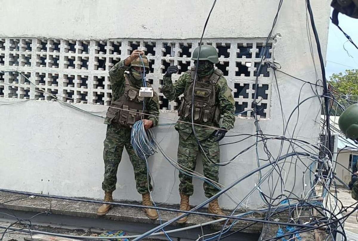 En este momento estás viendo Fuerzas Armadas retiraron cables de televisión satelital e internet de la cárcel de El Oro