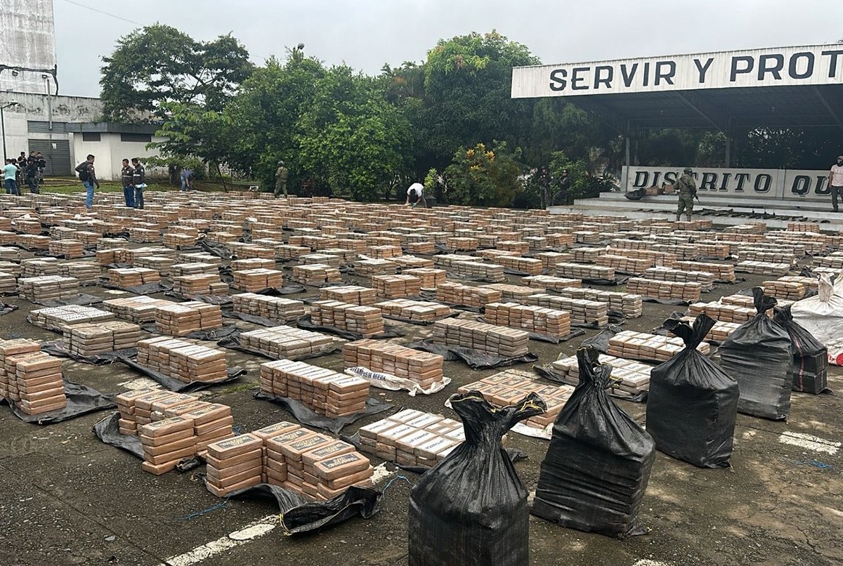 En este momento estás viendo Ejército ecuatoriano decomisó alrededor de 22 toneladas de droga