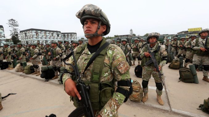 En este momento estás viendo Fuerzas Armadas de Perú vigilan los «puntos críticos» de frontera con Ecuador