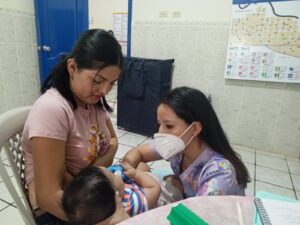 Lee más sobre el artículo Niñas y niños usuarios de los servicios de desarrollo infantil en Zamora reciben controles médicos preventivos