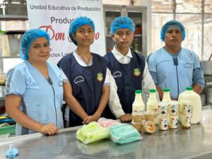 Lee más sobre el artículo Estudiantes de Bachillerato Técnico del colegio Primero de Mayo producen lácteos y cárnicos