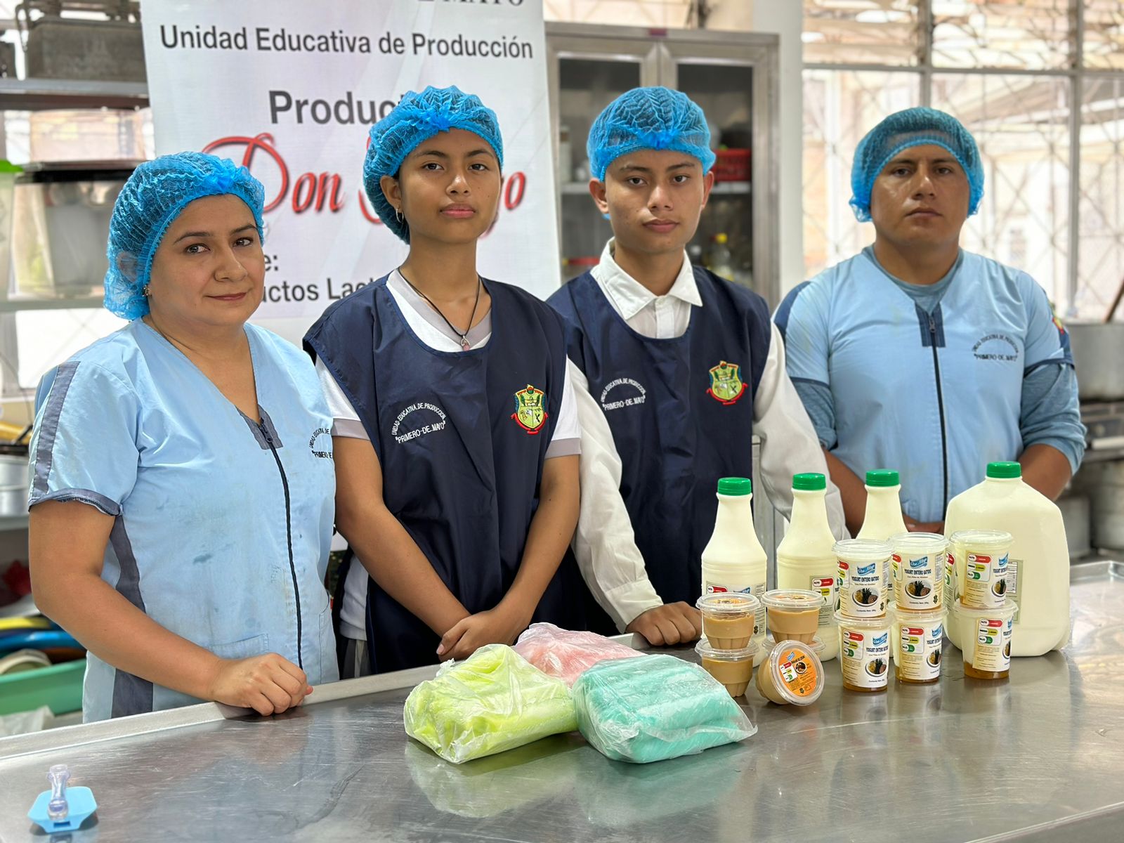 En este momento estás viendo Estudiantes de Bachillerato Técnico del colegio Primero de Mayo producen lácteos y cárnicos