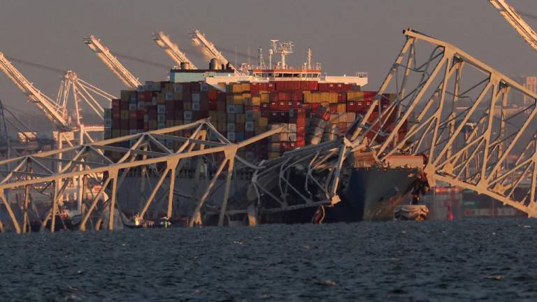 Puente de Baltimore se derrumba tras el choque de un gran barco: varios vehículos estarían sumergidos en el agua