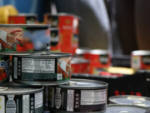 Lee más sobre el artículo Latas de atún y sardina caducados se comercializaban en Quito