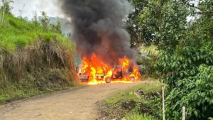 Lee más sobre el artículo Lo que se sabe sobre el violento enfrentamiento en Cotopaxi durante consulta minera: 17 heridos y dos vehículos incendiados