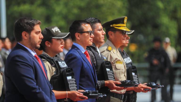 Presidente Noboa entrega miles de pistolas y chalecos blindados a la Policía Nacional