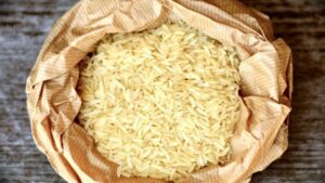 Lee más sobre el artículo Detectan arsénico en lotes de arroz y agua embotellada: Arcsa pide verificar empaques